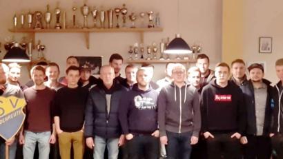 Bild: njn
Der Sportverein Wildenreuth meldet für 2019 wieder eine Fußballmannschaft an. Gut 25 junge Spieler machen mit. Mit auf dem Bild: SV-Vorsitzender Klaus Gredinger (erste Reihe, Fünfter von links).