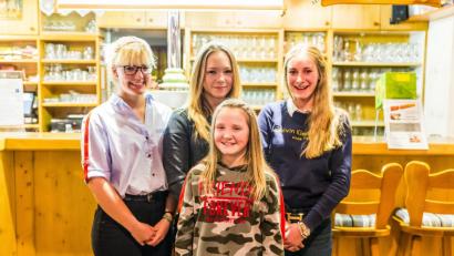 Bild: exb/Michael Hellmuth
Auf dem Bild sind von links nach rechts Magdalena Kerscher, Celina Seebauer, Sofia Wild und vorne Emily Gräßl zu sehen.)