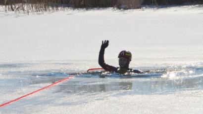 Bild: dob
Die Hilferufe waren glücklicherweise nicht real. Die Wasserwacht-Ortsgruppe übte eine Eisrettung am Eglseeweiher. Hier braucht Julia Eger professionelle Hilfe.