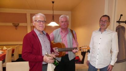 Bild: rn
Hans Rupprecht (rechts) dankt Werner Hofmann (links) mit einem Sektpräsent für eine wichtige "Holzlieferung". Sepp Kämpf bereichert die Valentinsfeier mit Couplets und Sprüchln.