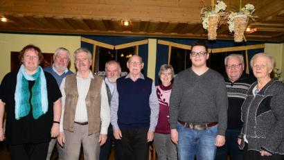 Bild: bey
Die Mitglieder des OWV Parkstein vertrauen weiter auf Vorsitzende Christine Hundhammer, Stellvertreter Franz Bringer, Kassier John Beard, Schriftführer Philipp Hundhammer (vorne, von links) und den Beisitzern Willi Bleich, Alfons Pschierer, Sissy Bringer, Kassenprüfer Paul Schumacher und Beisitzerin Elfriede Beard (hinten, von links).