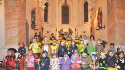 Bild: es
Bunt kostümiert feiern die Buben und Mädchen des KIndergartens in der Pfarrkirche mit Pfarrer Wilhelm Bauer den Gottesdienst.