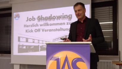 Bild: exb
Schulleiter Christian Schwab zeigte sich bei der Begrüßung der zahlreichen Gäste sehr zuversichtlich, dass sich das „Job Shadowing“-Projekt zu einem zeitgemäßen, attraktiven und vor allem nachhaltigen Angebot der Berufsorientierung am JAS-Gymnasium Nabburg entwickeln wird.