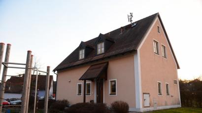 Bild: bey
Das Feuerwehrhaus Hammerles soll einen Anbau erhalten. In welchem Umfang wird sich bei der Planung durch das Architekturbüro Schöberl ergeben.