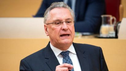 Bild:  Sina Schuldt/dpa
Bayerns Innenminister Joachim Herrmann.