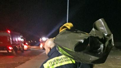 Bild: exb
Teile des 5000-Liter-Faltbeckens bringt einer der Sulzbacher Wehrmänner zum Fundort der Bombe an der Stadtgrenze zu Fürth.