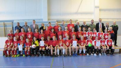 Bild: khg
Die Mannschaften der Hallen-Fußball-Landkreismeisterschaft der Mädchen der 5. bis 10. Klassen (von links): 1. Realschule Auerbach, 3. MS Hahnbach, 2. Krötensee-MS und 4. Mittelschule Schnaittenbach mit (2. Reihe links) Erika Beyerlein und (hinten, von links) Klaus-Dieter Seibold, Helmut Lippert, Vilsecks Bürgermeister Hans-Martin Schertl, Förderlehrerin Evelyn Schmidt und Studienrat Wolfgang Schmidt (beide Hahnbach), Studienrat Christian Biersack (Krötensee), Hans Grimm, Konrad Köppl, Fachlehrer Dominic Lohr (Schnaittenbach), Josef Göttlinger, Michael Gradl und Karl Heinz Grollmisch sowie Karl Eckert (2. Reihe rechts).