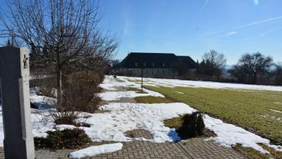 Bild: jr
Nach Ansicht der SPD-Fraktion wäre die gemeindeeigene Fläche entlang des Kreuzwegs (im Bild rechts) für die Schaffung von Gartengrundstücken geeignet. CSU und Freie Wähler lehnten den Vorschlag ab.