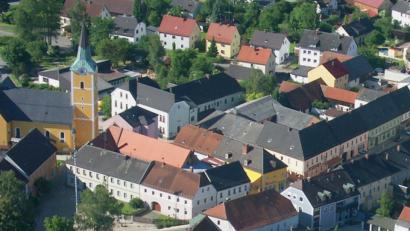 Bild: fjo
Erneut versucht ein Rathauschef, den Marktplatz (links) neuzugestalten, mit ungewisser Zukunft. Die Sanierung des Anwesens in der Hauptstraße 17 (Mitte, rechts) für einen für Josef Schmucker erschreckenden Betrag erregt hingegen die Gemüter im Marktrat.
