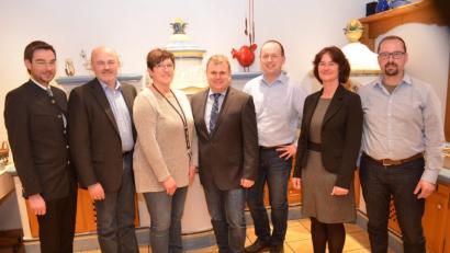 Bild: fz
Landtagsabgeordneter Stephan Oetzinger (links) und Bürgermeister Karlheinz Budnik (Mitte) gratulieren den Kandidaten der Neuhauser CSU. Von rechts: Andreas Punzmann, Brigitte Kreinhöfner, Andreas Egeter, Bürgermeister Budnik, Roswitha Witt, Thomas Wilhelm sowie Landtagsabgeordneter Stephan Oetzinger. Nicht auf dem Bild: Michael Giehl.