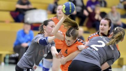 Bild: Ziegler
Rückraumspielerin Selina Wrosch (Mitte) von der HG Amberg wird am Forchheimer Kreis von Linda Gärtner (links) und der Ex-Ambergerin Hannah Nemeth (rechts) gefoult, beobachtet von HG-Kreisläuferin Romina Sommer (rechts hinten).