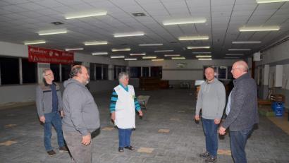 Bild: fjo
Auf der Suche nach einer Lösung sind (von links) Josef Pohl, Alfred Sauer, Annemarie Schön, Siegfried Rupp und Ewald Zetzl für die Beheizung der Pfreimdtalhalle.