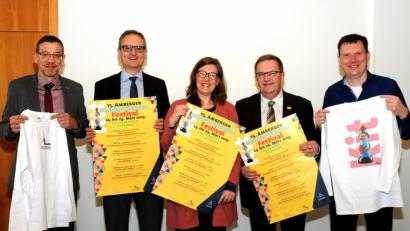 Bild: Stephan Huber
Appetit auf das Programm des 15. Kindertheaterfestivals machen (von links) Kulturamtsleiter Reiner Volkert, Kulturamtsleiter Wolfgang Dersch, Kulturamtsmitarbeiterin Katja Körtge, Bürgermeister Martin Preuß und Stefan Winkler von den Stadtwerken, dem Hauptsponsor.