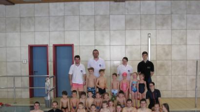 Bild: hir
Stolz präsentieren sich die 18 Kinder mit ihren Ausbildern und den Vorsitzenden der Pfreimder Wasserwacht, Wolfgang Lotter (hinten, Zweiter von links), nach dem erfolgreich absolvierten Schwimmkurs im Hallenbad Nabburg. Zwölf von ihnen konnten das "Seepferdchen" in Empfang nehmen.