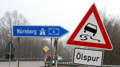 Bild: Stephan Huber
Eine etwa 60 Meter lange Ölspur auf der Auffahrt zur A6 bei Theuern (Kümmersbruck) könnte laut Polizei absichtlich gelegt worden sein.