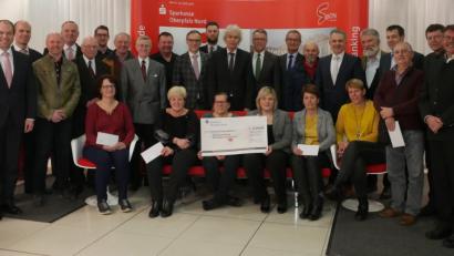 Bild: tr
Im Beisein von Landrat Wolfgang Lippert, den Bürgermeistern Franz Stahl, Werner Nickl, Bernd Sommer und Roland Grillmeier überreichte Vorstandsmitglied Hans-Jörg Schön (Dritter von links) die Zuwendungen aus der Sparkassen-Stiftung im Landkreis Tirschenreuth an die Vertreter der Vereine und Institutionen.