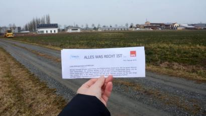 Bild: Gabi Schönberger
Die Wurfsendung ist von allen Pirker CSU-Räten sowie von Martin List von der SPD unterschrieben. Gegenstand des Streits ist wieder einmal das Grundstück im „Schlosspaint I“ (im Hintergrund), auf dem Michael Schwab Produktionshallen bauen wollte. Die baut er nun in Vohenstrauß.