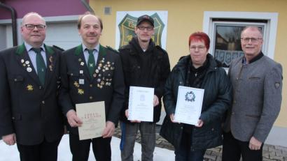 Bild: kro
Langjährige Mitglieder ehrte der Schützenverein Konnersreuth bei der Jahreshauptversammlung. Im Bild (von links) Vorsitzender Martin Dietz, Konrad Hart, Manuel Plonner, Martina Sölch und Schützenmeister und Bürgermeister Max Bindl.