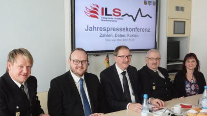 Bild: Gabi Schönberger
Den Mitarbeitern der Integrierten Leitstelle wir nie langweilig. Doch auch für den größten Stress sind sie gut ausgebildet und ausgerüstet berichten (von links) ILS-Chef Jürgen Meyer, Landrat Andreas Meyer als Vorsitzender des Rettungszwecksverbands, Zweckverbands-Vorsitzender Alfred Rast, ILS-Leiter Herbert Putzer und Zwecksverbands-Vize Renate Nastvogel.