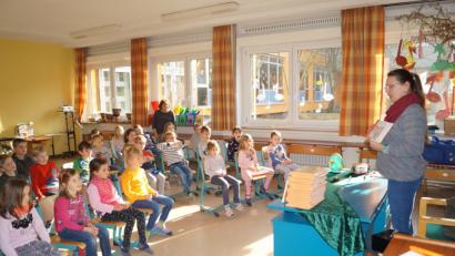 Bild: du
Kinderbuchautorin Corinna Wallner (rechts) stellte bei der Lesung in der Grundschule Schirmitz den Buben und Mädchen auch ihr neuestes Werk „Geschichten für Schulkinder“ vor.
