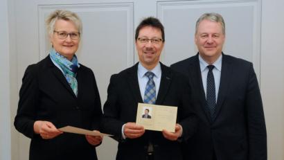 Bild: Christine Hollederer
Archivdirektorin Maria Rita Sagstetter, Kreisarchivpfleger Markus Lommer und Landrat Richard Reisinger (von links).