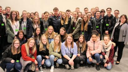 Bild: exb
Die Schüler des Ortenburg-Gymnasiums durften hinter die Kulissen des Deutschen Bundestages blicken. Abgeordnete Marianne Schieder (rechts) informierte die Jugendlichen und Lehrer über ihren Arbeitsalltag in Berlin. Auch ein Besuch der Reichstagkuppel stand auf dem Reiseplan.