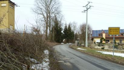 Bild: Portner
Während die zwei morschen Eichen (Mitte) neben dem Transformator-Gebäude am Ortseingang von Antelsdorf der Säge zum Opfer fallen, bleibt der gesunde Kirschbaum daneben stehen. Die vergangenen Tage hat der Bauhof bereits die überhängenden Äste entlang der GVS zur Staatsstraße 2159 geschnitten.