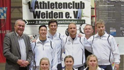 Bild: ssm
Auch Oberbürgermeister Kurt Seggewiß (links) freut sich mit den Weidener Gewichthebern: Im letzten Saisonkampf schaffte der 1. Athletenclub den Klassenerhalt.