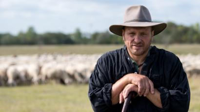 Bild: Sven Hoppe
Schäfer Hermann Stadler hütet auf der Panzerwiese seine Schafe. Foto: Sven Hoppe/Archiv