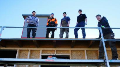 Bild: do
"Freiwillige vor", heißt es derzeit rund um das Feuerwehrhaus in Speinshart. Der Anbau durch die Zimmerei Neukam aus Zettlitz ist mit Unterstützung durch aktiven Mitglieder der Wehr schon weit fortgeschritten.