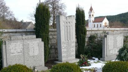 Bild: ga
Das vor 50 Jahren erbaute Ehrenmal der SKK Auerbachtal wird renoviert und die Schrift im hellen Granit mit den Namen der Kriegsteilnehmer überarbeitet.