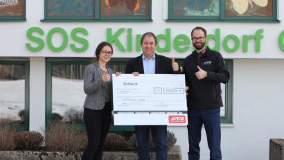Bild: bkr
Projektmanagerin Marketing Marianne Kick (links) und der Leiter der Unternehmenskommunikation bei A.T.U, Markus Meissner, übergeben einen 4000-Euro-Scheck an Kinderdorfleiter Holger Hassel (von rechts).