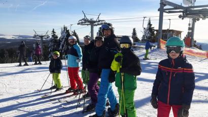 Bild: eib
Das Skigebiet auf dem Klínovec hinterließ einen guten Eindruck. Hier gönnt sich ein Teil der WSV-Gruppe an der Bergstation eine kleine Verschnaufpause, dann geht es wieder mit flott bergab.