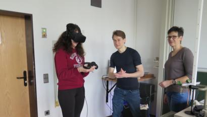 Bild: jzk
Einer Schülerin von Physiklehrerin Susanne Heining (rechts) erklärt der ehemalige Realschüler Johannes Güntner, wie die VR-Brille funktioniert.