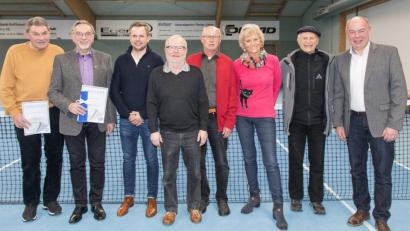 Bild: hbe
Sie halten dem Verein seit Jahrzehnten die Treue (von links): Edgar Finsterle, Ernst Gumpenberger, Sportwart Tobias Schall, Norbert Augustin, Hans Käsewieter, Ida und Max Edsperger; Bürgermeister Roland Strehl (rechts) freut sich über so viel Engagement.