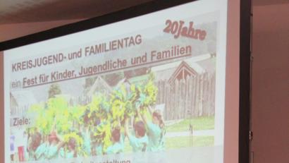 Bild: stg
Jugendpflegerin Sabine Frank stellt das Konzept des Jugend- und Familientages des Landkreises Tirschenreuth vor, der am 6. Juli in Kemnath stattfindet