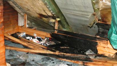 Bild: Polizei
Ein Kurzschluss war der Auslöser eines Brandes im Dachgeschoss eines Hauses in der Dr.-Martin-Luther-Straße, bei dem ein mittlerweile auf etwa 25 000 Euro geschätzter Schaden entstand.