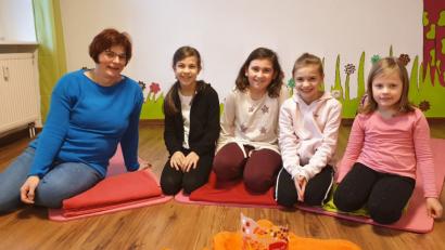 Bild: jzk
Einfache Entspannungsübungen macht Martina Dötsch mit den Kindern im Kursraum des Familienzentrums Mittendrin.