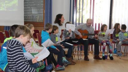 Bild: ads
Beim Kinderbibeltag der Pfarrei Hl. Dreifaltigkeit wurde den Kids ausgewählte Evangeliumsgeschichten und deren Lehre daraus mit allen Sinnen nähergebracht.