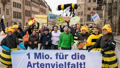 Bild: Toni Mader/Volksbegehren Artenvielfalt/dpa
Agnes Becker (ÖDP, Mitte, von links), Norbert Schäffer (LBV), Ludwig Hartmann (Bündnis 90/Die Grünen) und Richard Mergner (Bund Naturschutz) mit Unterstützern des Volksbegehrens bei der zentralen Auftaktveranstaltung.