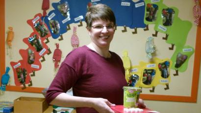 Bild: rn
Einen Beitrag zum Jahresthema "Ernährung und Bewegung" leistet Diplom-Ökotrophologin Kristina Heinzel-Neumann in der Kindertagesstätte. In ihrem Vortrag befasst sie sich speziell mit den Inhaltsstoffen und der Zusammensetzung von sogenannten Kinderlebensmitteln.