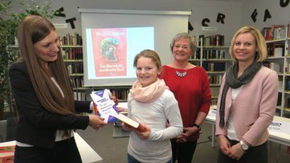 Bild: Hirsch
Die Jurymitglieder Leonie Flachsmann, Inge Neger und Maria Birzer (von links) gratulierten der Kreissiegerin im Vorlesewettbewerb, Paula Winter aus Oberviechtach.