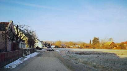 Bild: Thomas Dobler
Der geplante Ausbau der Libellenstraße in Ettmannsdorf (Bild) erregt nicht nur die Gemüter der Anwohner, die sich vor saftigen Erschließungsbeiträge fürchten. Auch das Rathaus und der Stadtrat sind mit dem Thema beschäftigt, das sich als juristisch kompliziert darstellt. Probleme gibt es auch wegen der Erneuerung der Zengerstraße im Kreuzbergviertel. Hier geht es ebenfalls ums Geld der Anwohner.
