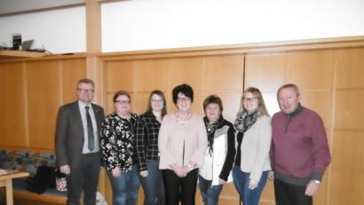 Bild: kök
Bürgermeister Michael Göth (links) und Achim Bender (rechts) gratulierten der engeren Vorstandschaft der AsF, Kerstin König, Verena Meißner, Renate Dümmler, Monika Kick und Alexandra Deichler (von links) zur Wahl.