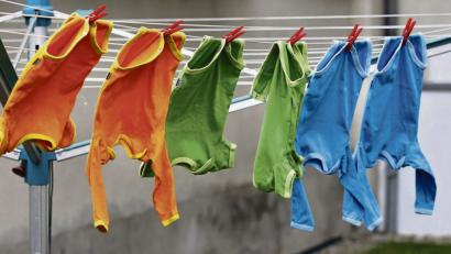 Bild: Jan Woitas/dpa
Drei Farben, drei Sprachfärbungen: Der Ausdruck Glubberler für Wäscheklammern ist einer der Begriffe, die sich in der Oberpfälzer Mundart schön analysieren lassen.