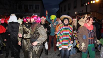 Bild: mp
Ein ausgelassenes und bunt maskiertes Narrenvolk soll am Donnerstag, 28. Februar, beim Neunburger Weiberfasching wieder den Schrannenplatz bevölkern.
