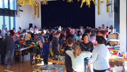 Bild: Kindergarten Kunterbunt
Die Erbendorfer Stadthalle wurde zur Markthalle. Viele Besucher drängten sich um die gut bestückten Tische.