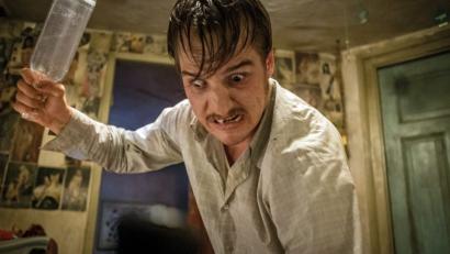 Bild: Gordon Timpen/Warner Bros./dpa
Jonas Dassler spielt den Serienmörder Fritz Honka sehr eindringlich. „Der goldene Handschuh“ bleibt dem Zuschauer in jedem Fall in Erinnerung, ist aber sicherlich nicht jedermanns Filmgeschmack.