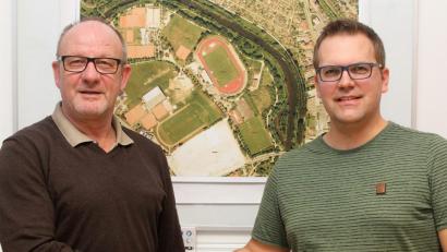 Bild: lst
Willkommen zurück: Lutz Ernemann (links), hier von TV-Geschäftsführer Sven Metzler (rechts) begrüßt, steht in der neuen Saison wieder für den FC Amberg als Trainer am Spielfeldrand – er übernimmt die A-Junioren.