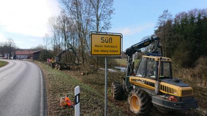 Bild: exb
Bäume und Sträucher müssen zugunsten des künftigen Radwegs weichen.